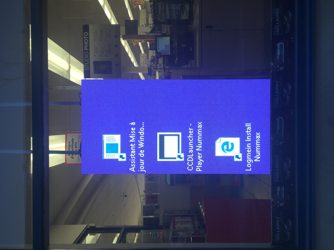 storefront display showing a windows desktop in French instead of an ad